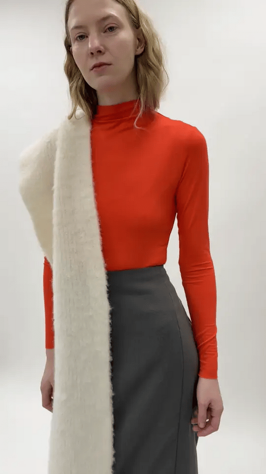 THE ESSENTIAL SCARF