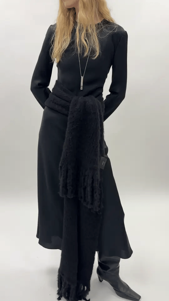 THE ESSENTIAL SCARF