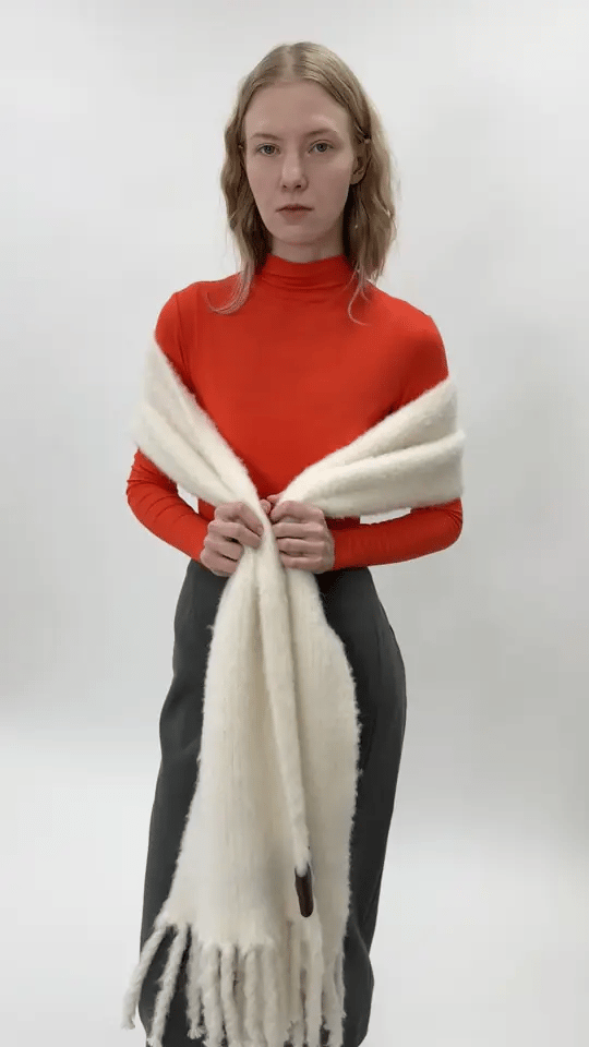 THE ESSENTIAL SCARF