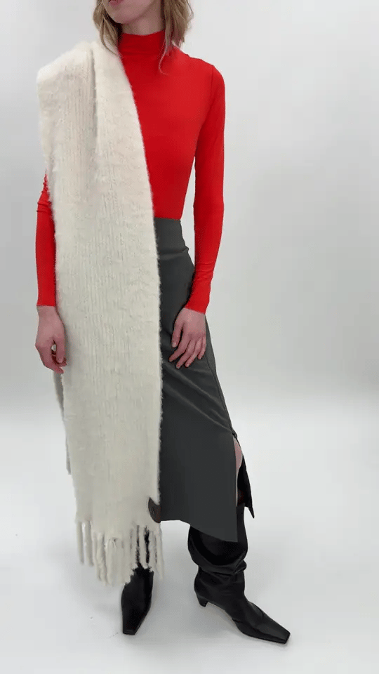THE ESSENTIAL SCARF