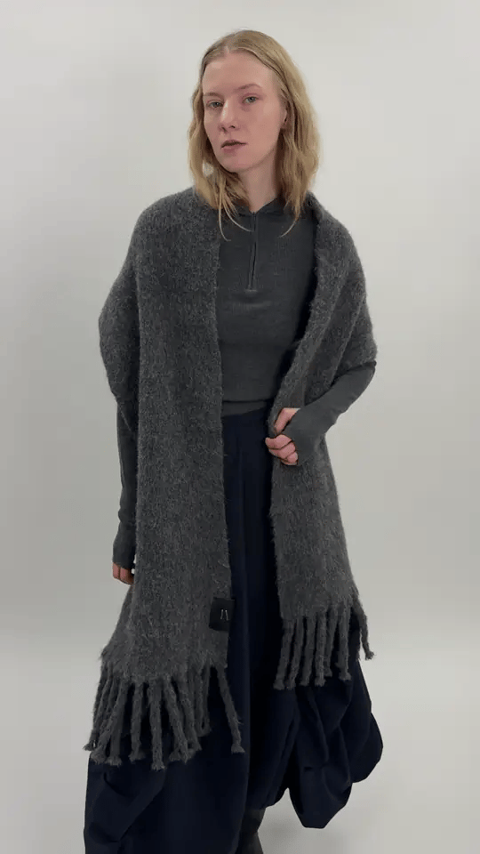 THE ESSENTIAL SCARF