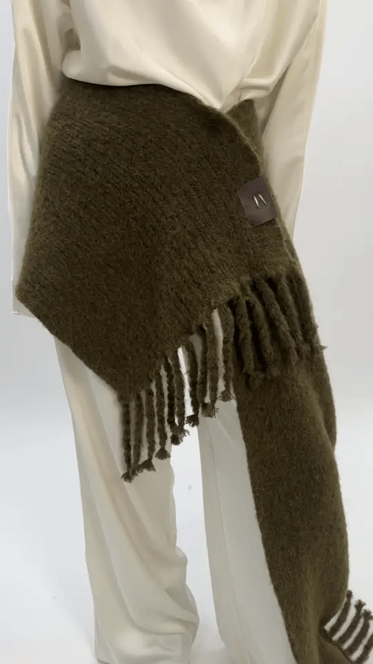 THE ESSENTIAL SCARF