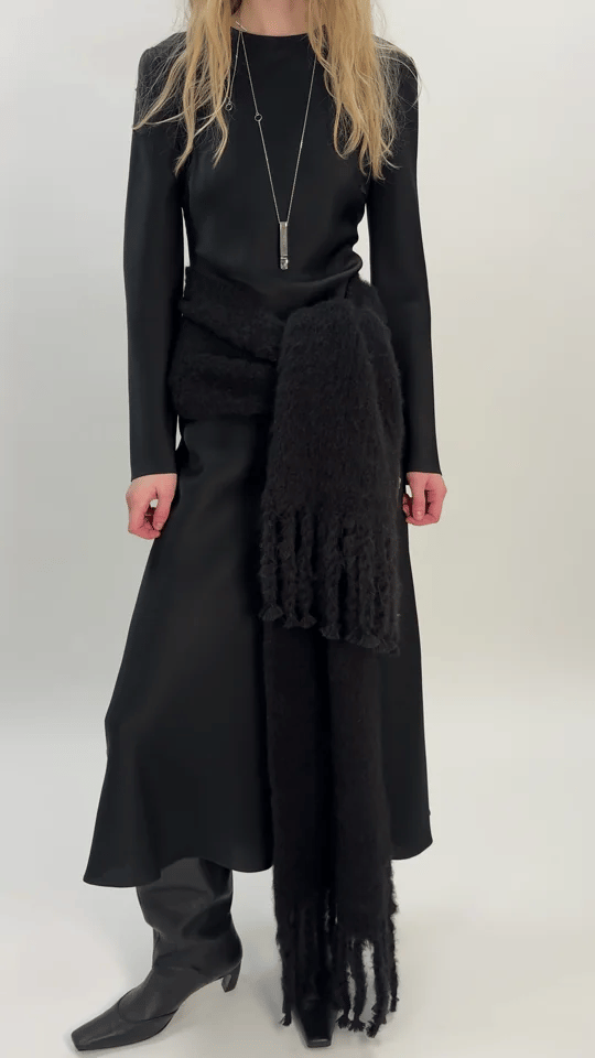 THE ESSENTIAL SCARF